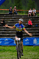 Emilien Barben vor Roger Jenni